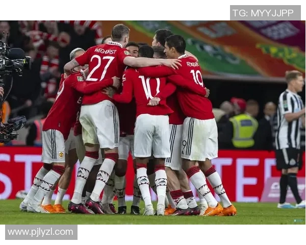 曼联热刺激战看台球迷热情高涨共同见证精彩对决