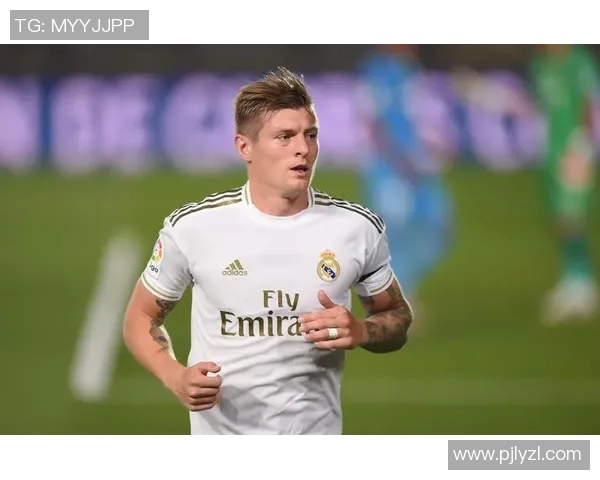 克罗斯在足球世界中的传奇之路与技术解析:从青涩少年到顶级中场巨星的成长历程